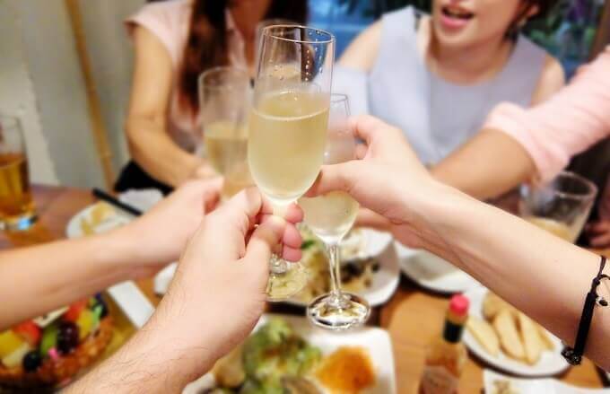 好きな人にグッと近づける!飲み会でこそ使える古典的な技 好きな人にグッと近づける!飲み会でこそ使える古典的な技